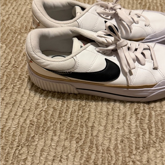 Nike White and Black Sneakers - Picture 3 of 7